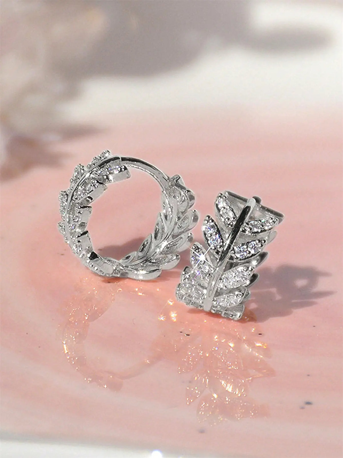 Women'S Leaf-Shaped Zircon Earrings, Shining Earrings, Fashionable Earrings, Casual Copper Inlaid Zircon Composition Dainty Gift for Women, All-Season Party Accessories, Anniversary Wedding Gifts